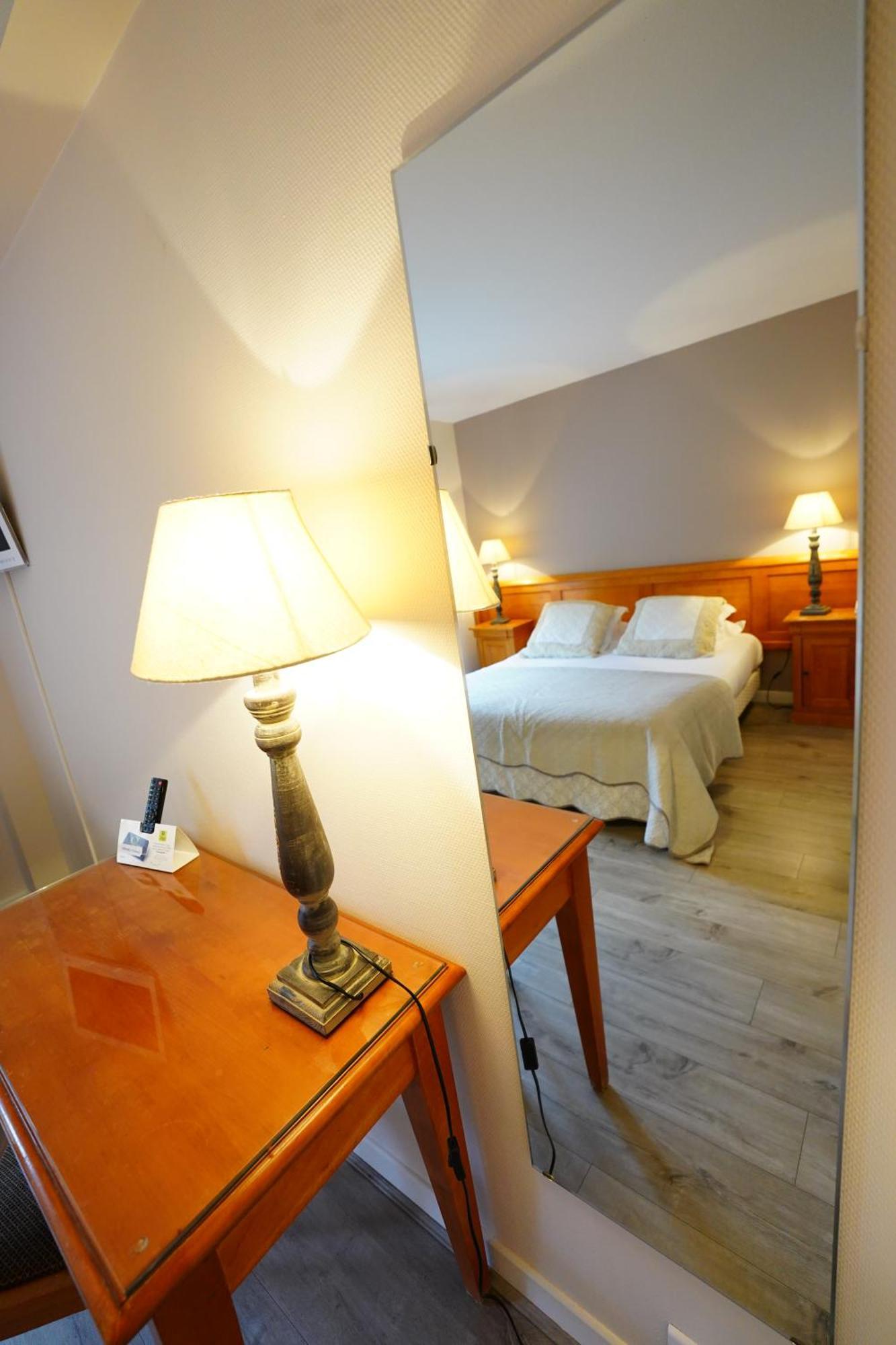 Logis Hotel Le Griou Saint-Jacques-des-Blats Exterior photo