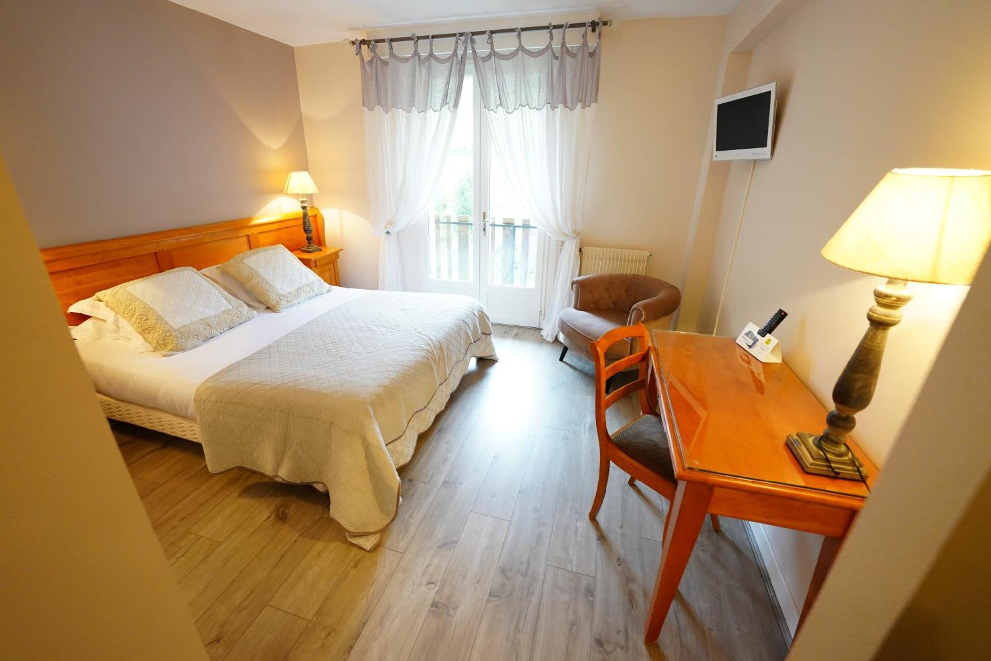 Logis Hotel Le Griou Saint-Jacques-des-Blats Exterior photo
